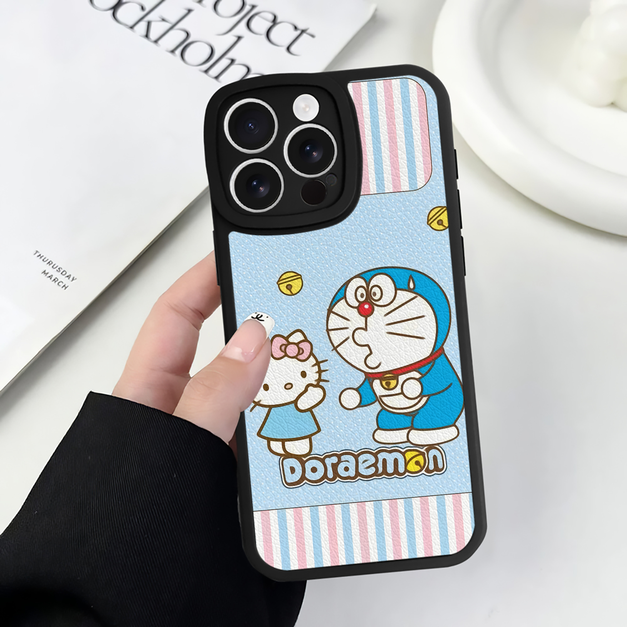 （画像用） ドラえもん Doraemon 【iPhone 16シリーズ対応】シリコンスマホケース（レザー調） 材質：シリコン